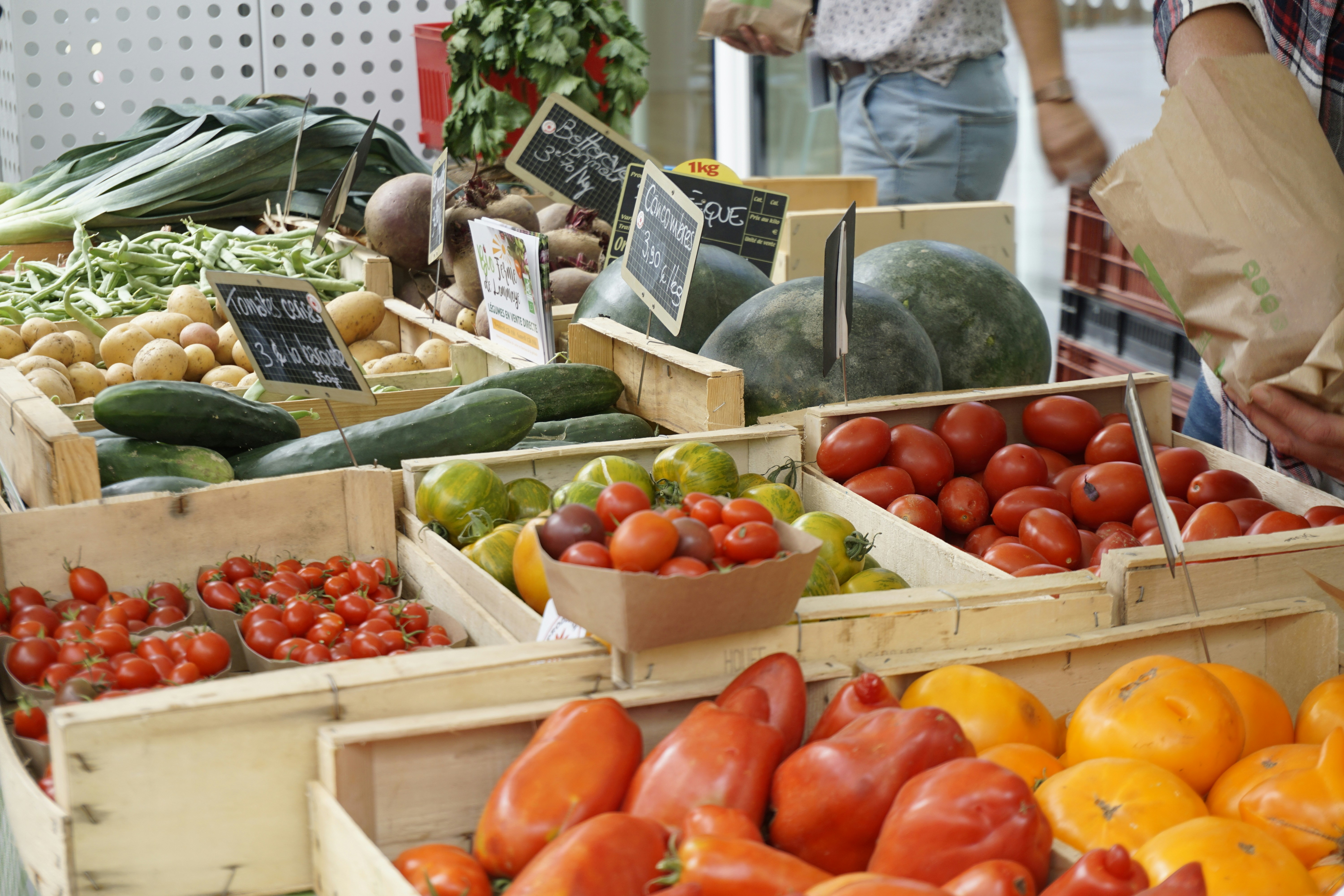 Puesto de mercado con frutas y verduras de temporada, una opci&oacute;n ideal para reducir la huella de carbono en la alimentaci&oacute;n